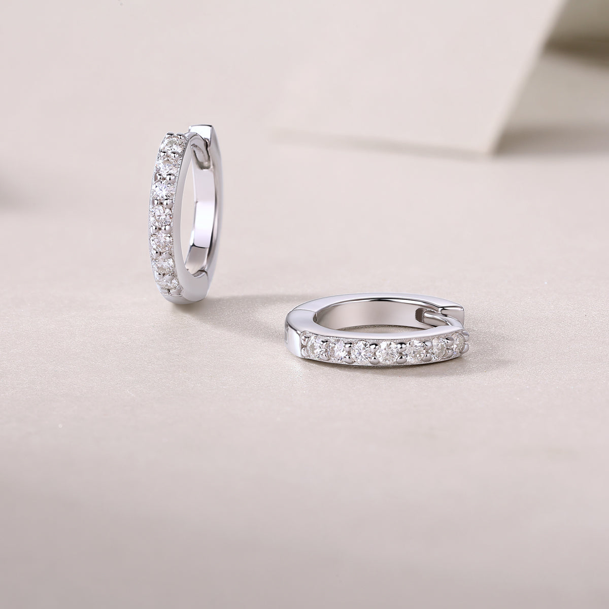 Ding Ding - A Fashionable And Trendy Accessory Set With Top-quality Moissanite S925 Silver And Platinum-plated Stud Earrings. The Gold Rose Gold Color Can Be Detected By A Diamond Pen