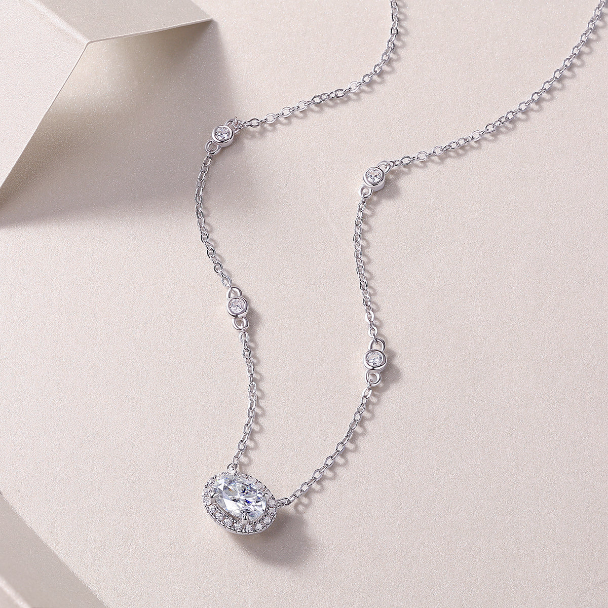 White Summer Night - A Fashionable And Luxurious Diamond Jewelry Pendant Set With Egg-shaped Moissanite S925 Sterling Silver And Platinum Plating