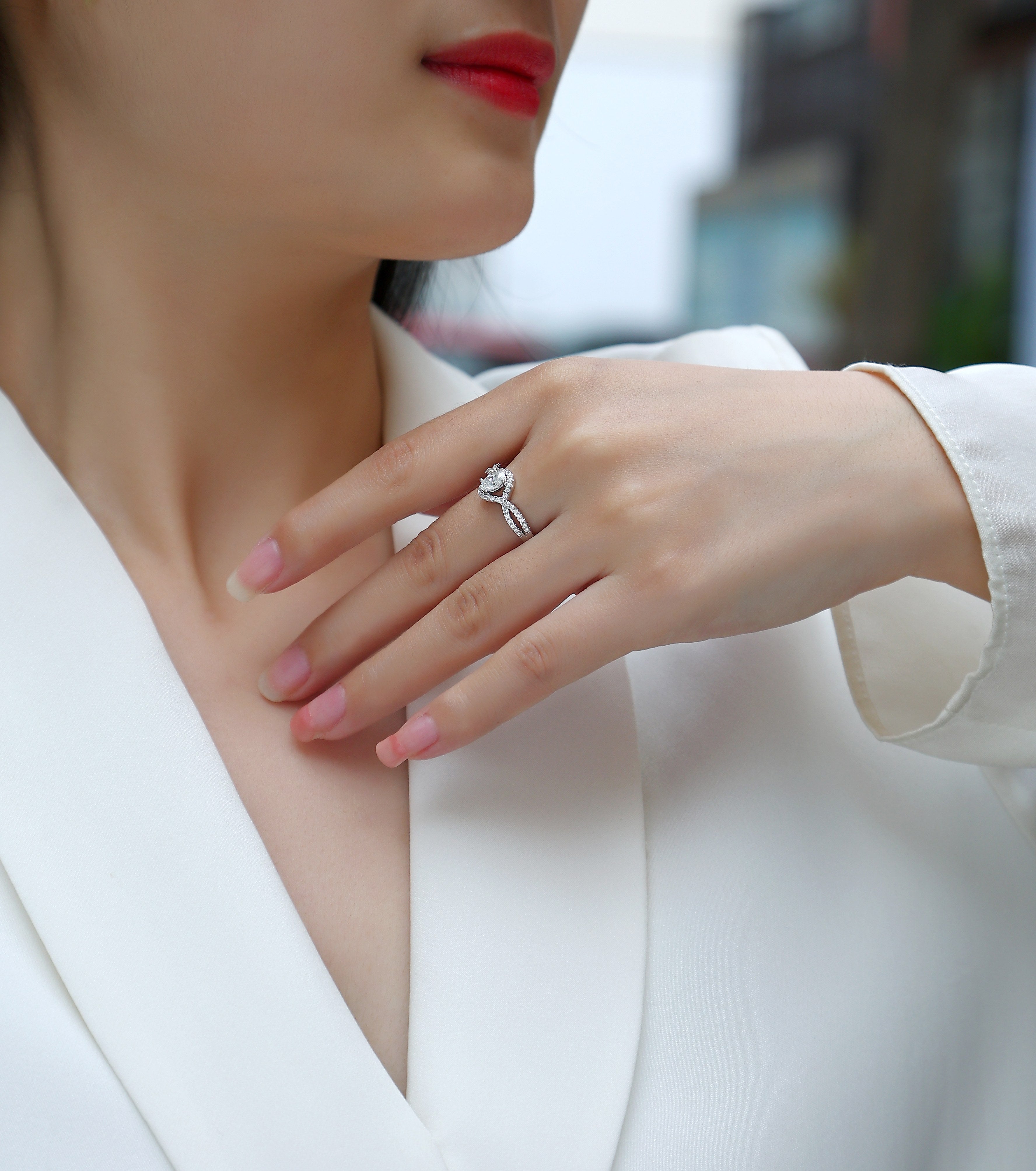 Alice In Wonderland - A Wedding Ring Set With Top-quality Moissanite S925 Silver And Platinum-plated Diamond. The Ring Can Be Inspected With A Diamond Pen