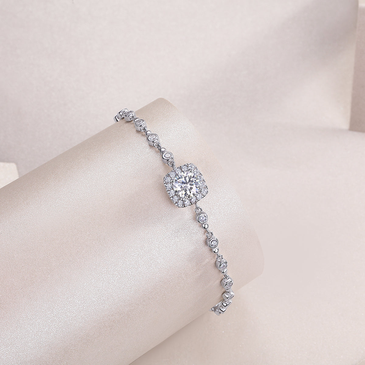 Surrounded By Stars - A Luxurious And Fashionable Light Luxury Jewelry Silver Bracelet And Bracelet Set With Top-quality Moissanite, S925 Silver-plated Platinum