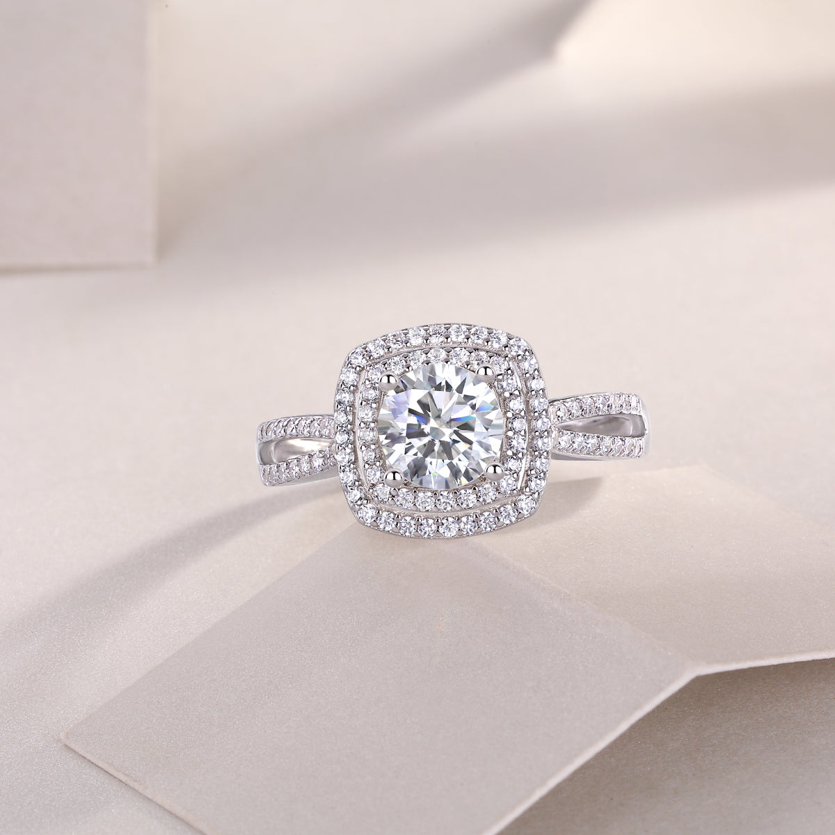 Sweet Holiday - A Wedding Ring Set With 1-carat Top-quality Moissanite S925 Silver And Platinum-plated Diamond. The Ring Can Be Inspected With A Diamond Pen