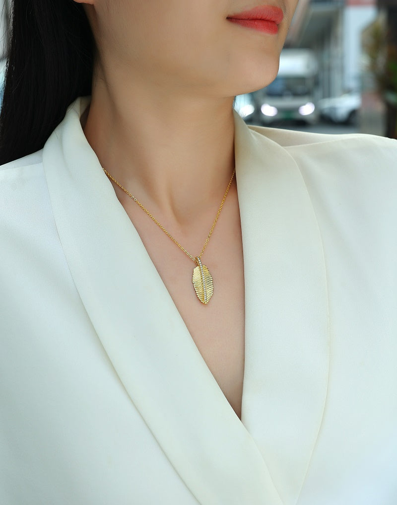 Fallen Leaves Starlight - A Fashionable And Trendy Necklace Pendant Set With Top-quality Moissanite S925 Silver And Gold-plated. It Can Be Tested With A Diamond Pen.