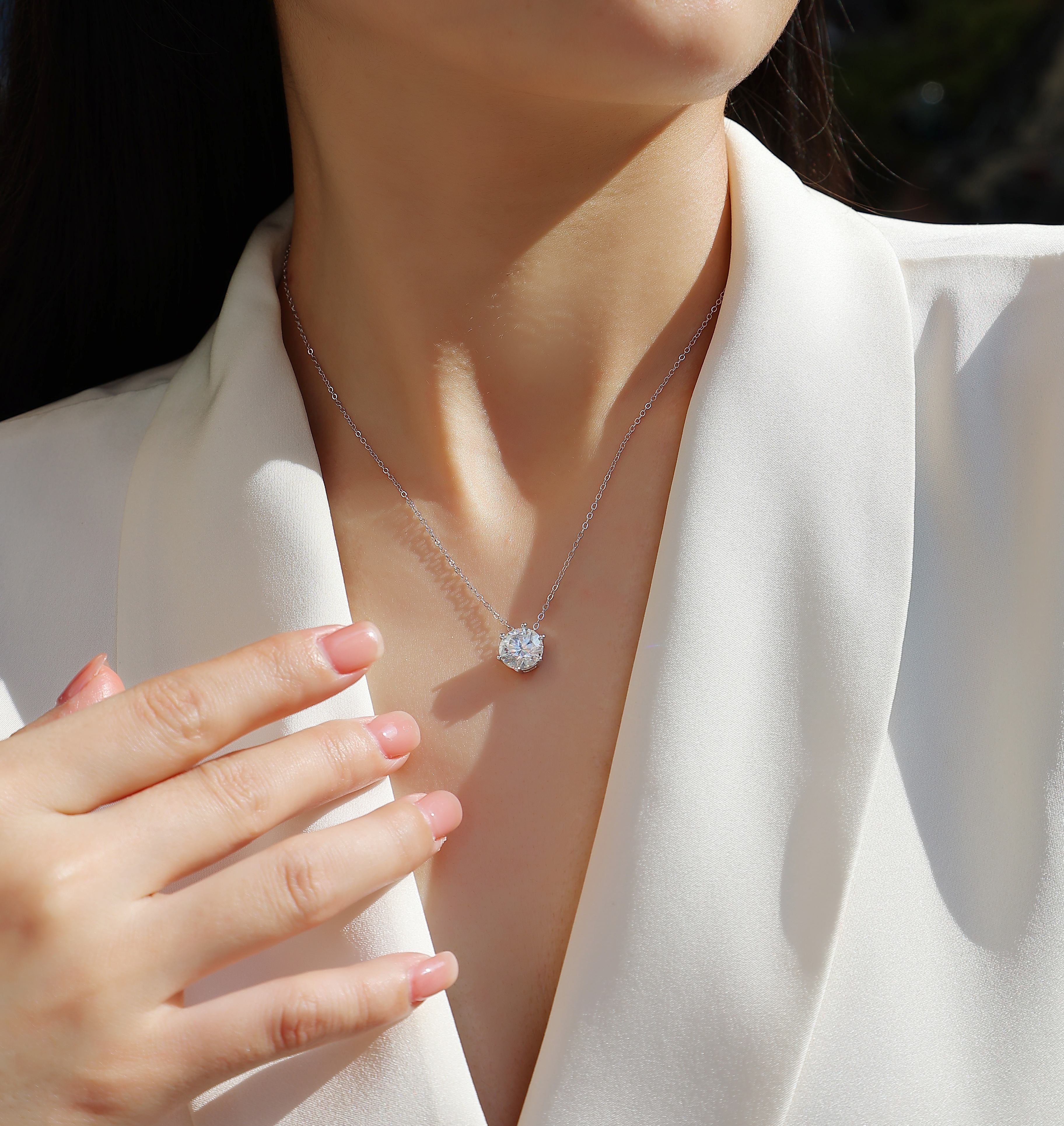 Afternoon Rose - A Fashionable And Light Luxury Jewelry Pendant Necklace Set With Top-quality Moissanite, S925 Silver Plated Platinum