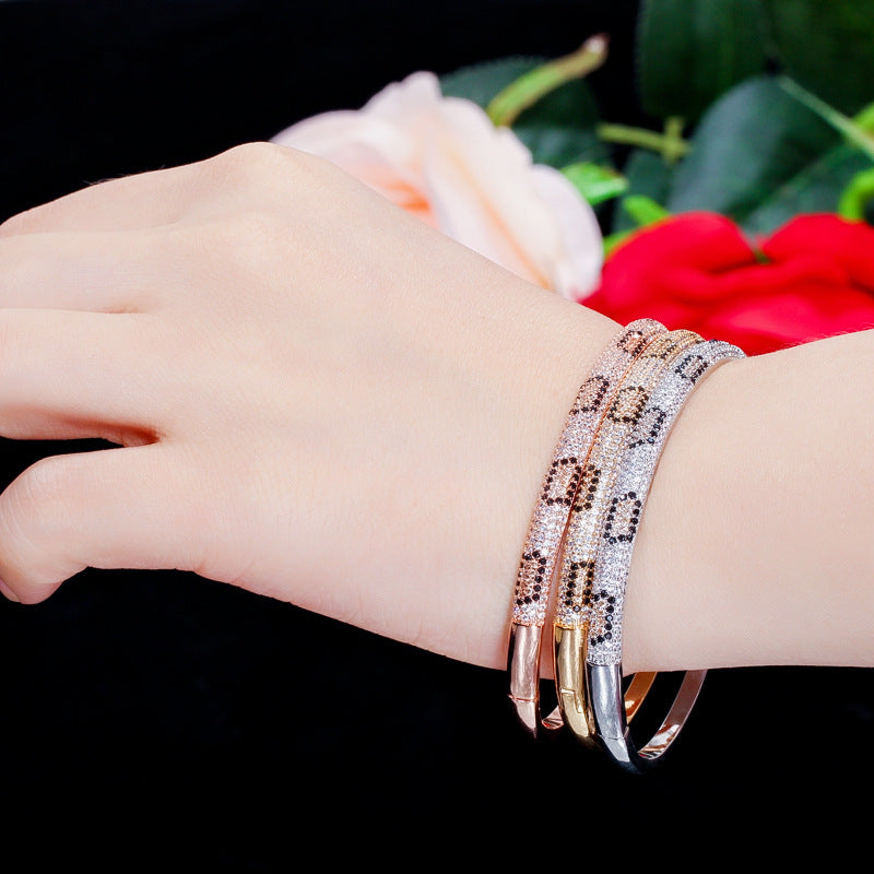 Simple Women's Spring Clasp Bracelet With Micro Inlaid Zircon