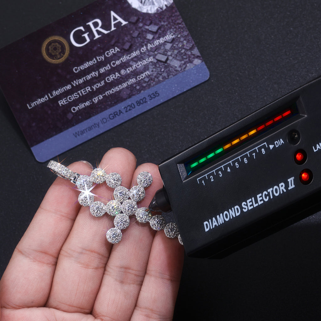 The Key To Holy Radiance - A Fashionable And Trendy Necklace Pendant Set With Top-quality Moissanite S925 In Silver And Platinum-plated. It Can Be Tested With A Diamond Pen