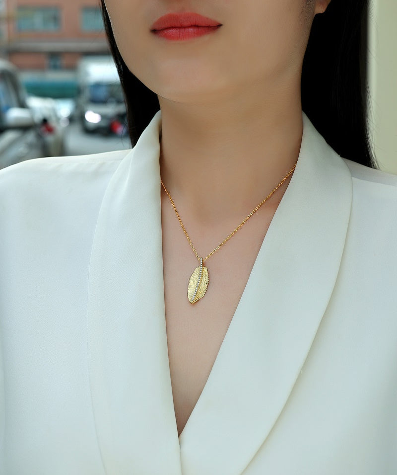 Fallen Leaves Starlight - A Fashionable And Trendy Necklace Pendant Set With Top-quality Moissanite S925 Silver And Gold-plated. It Can Be Tested With A Diamond Pen.