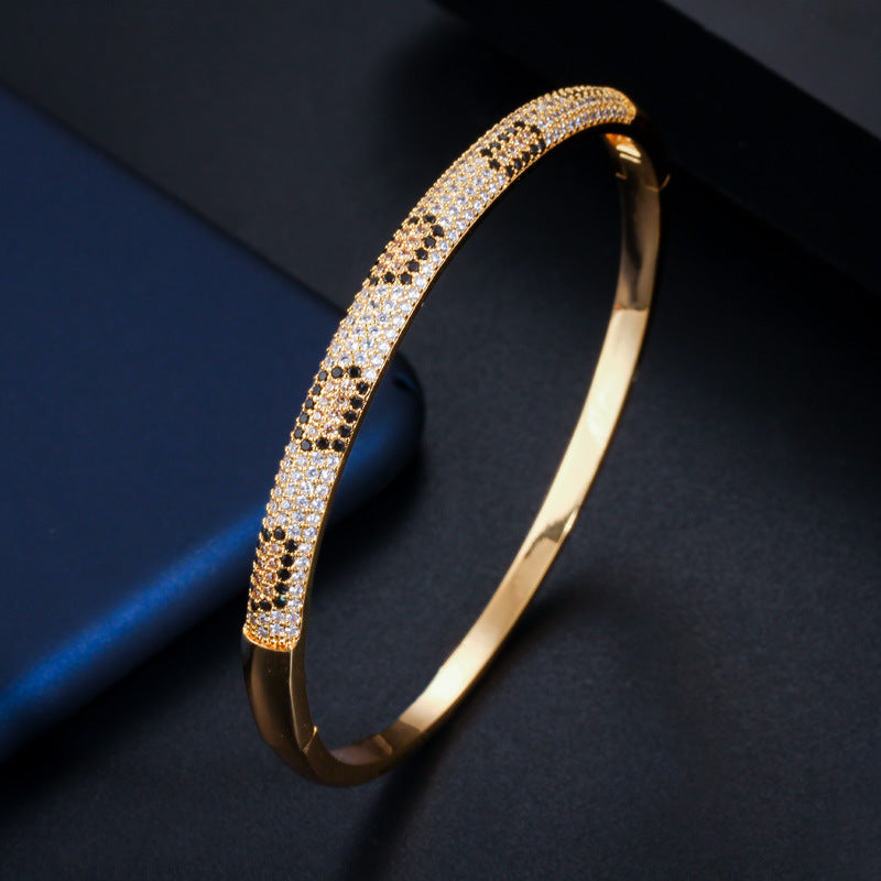 Simple Women's Spring Clasp Bracelet With Micro Inlaid Zircon