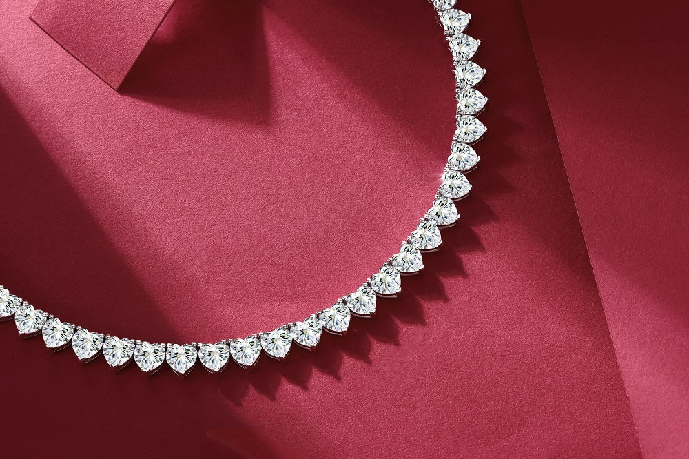 Romantic Gravity - A Luxurious And Fashionable Light Luxury Jewelry Necklace Pendant Set With Top-quality Moissanite, S925 Silver-plated Platinum