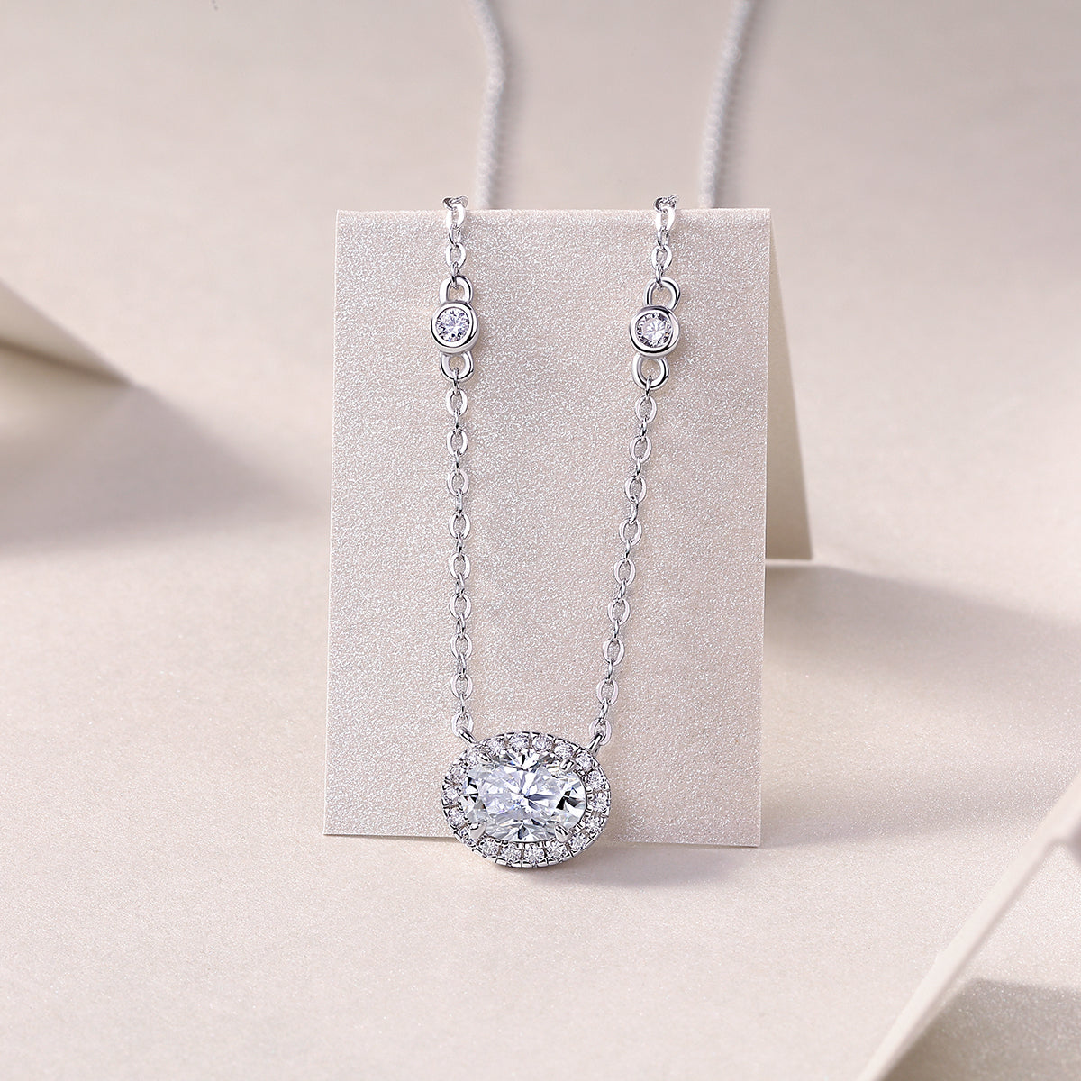 White Summer Night - A Fashionable And Luxurious Diamond Jewelry Pendant Set With Egg-shaped Moissanite S925 Sterling Silver And Platinum Plating