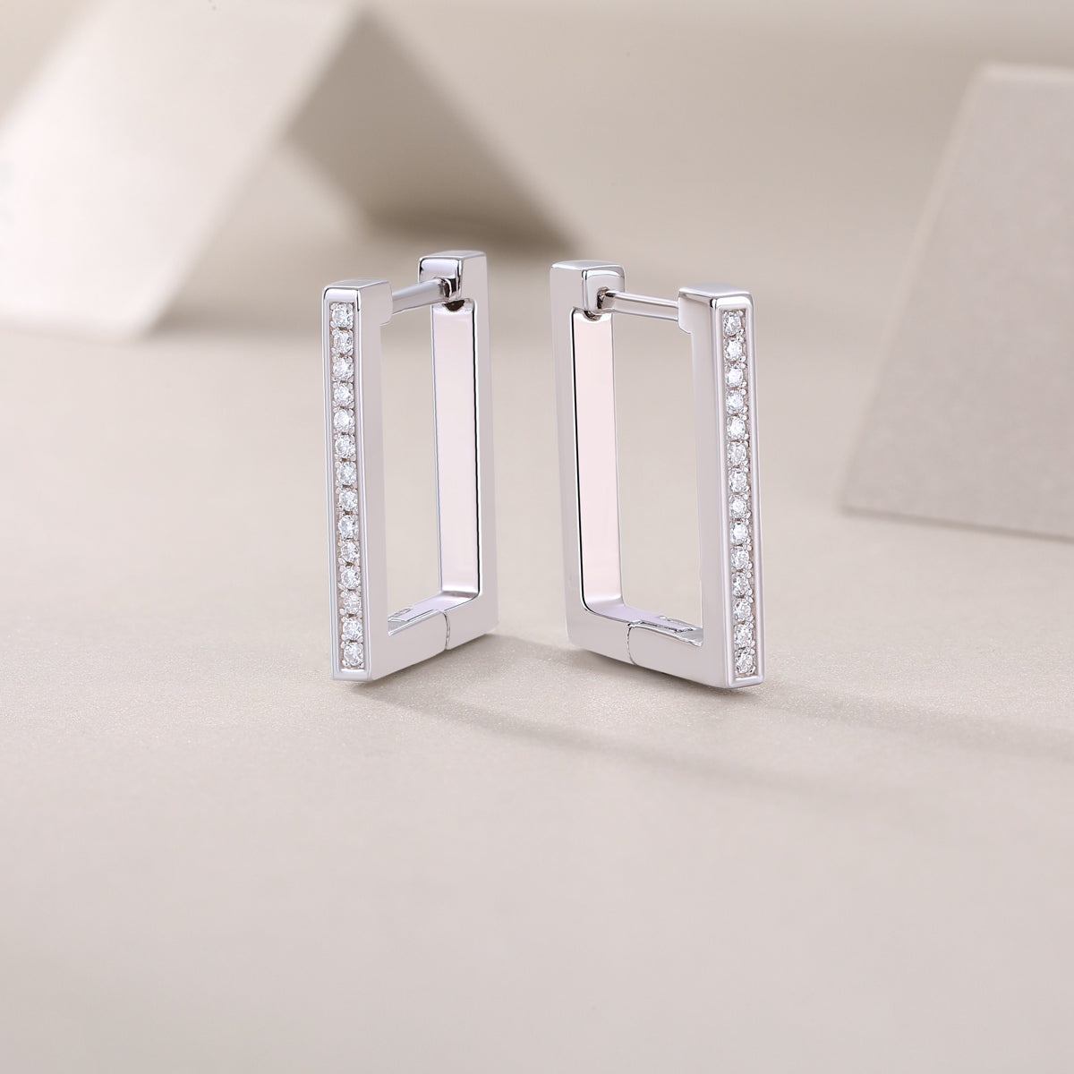Brave-Top-quality Moissanite S925 Silver And Platinum-plated Stud Earrings, A Fashionable And Trendy Accessory, Can Be Tested With A Diamond Pen