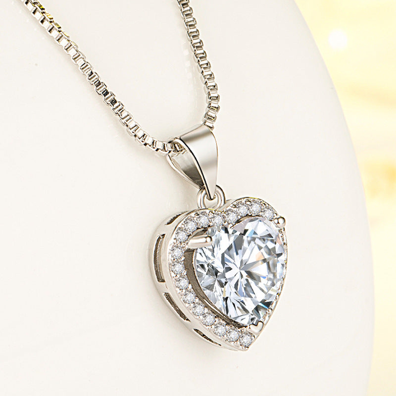 2023 New White Diamond Imitation Moissanite Heart Pendant Necklace Fashion Collarbone Necklace For Girlfriend Jewellery Gift
