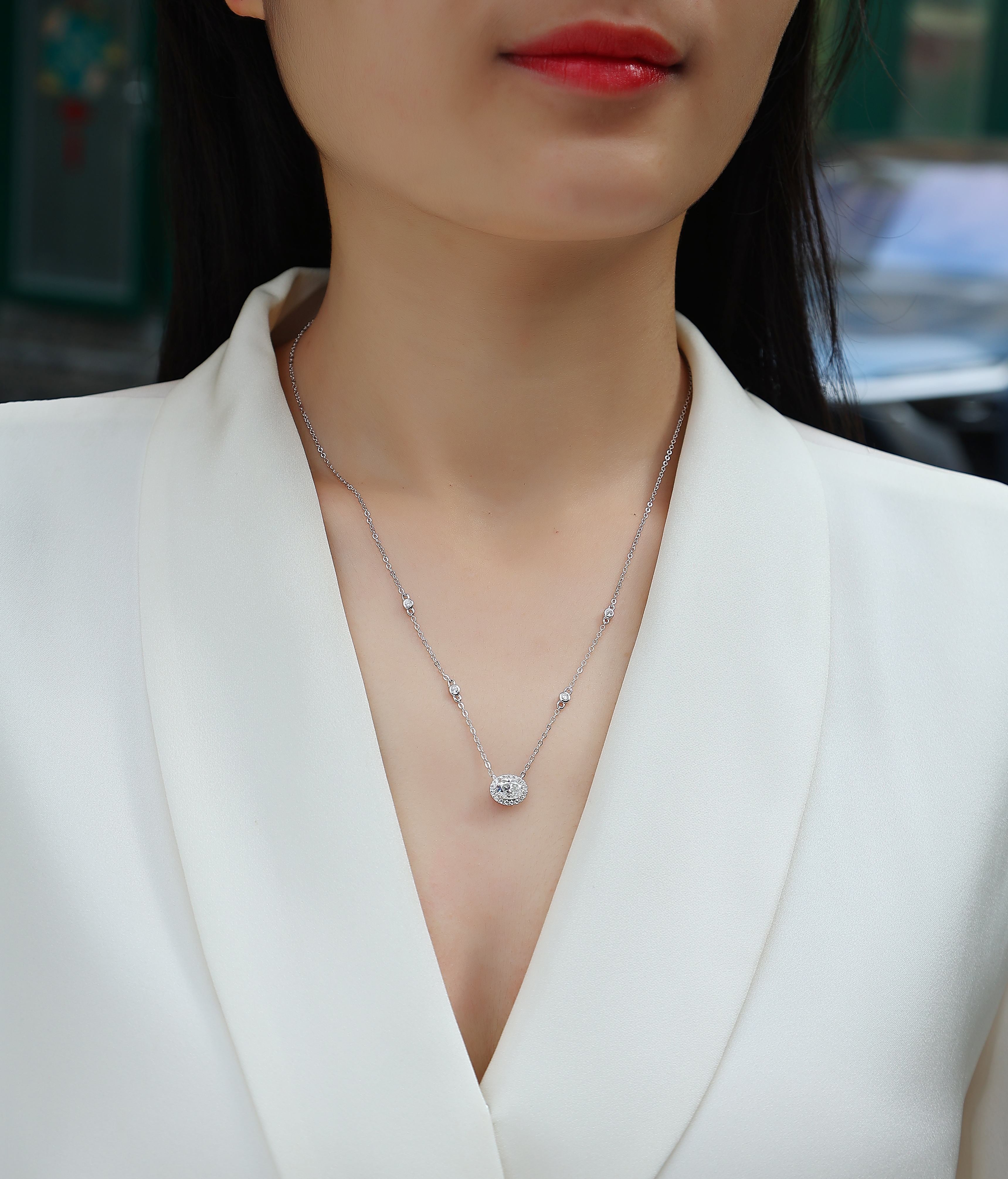 White Summer Night - A Fashionable And Luxurious Diamond Jewelry Pendant Set With Egg-shaped Moissanite S925 Sterling Silver And Platinum Plating