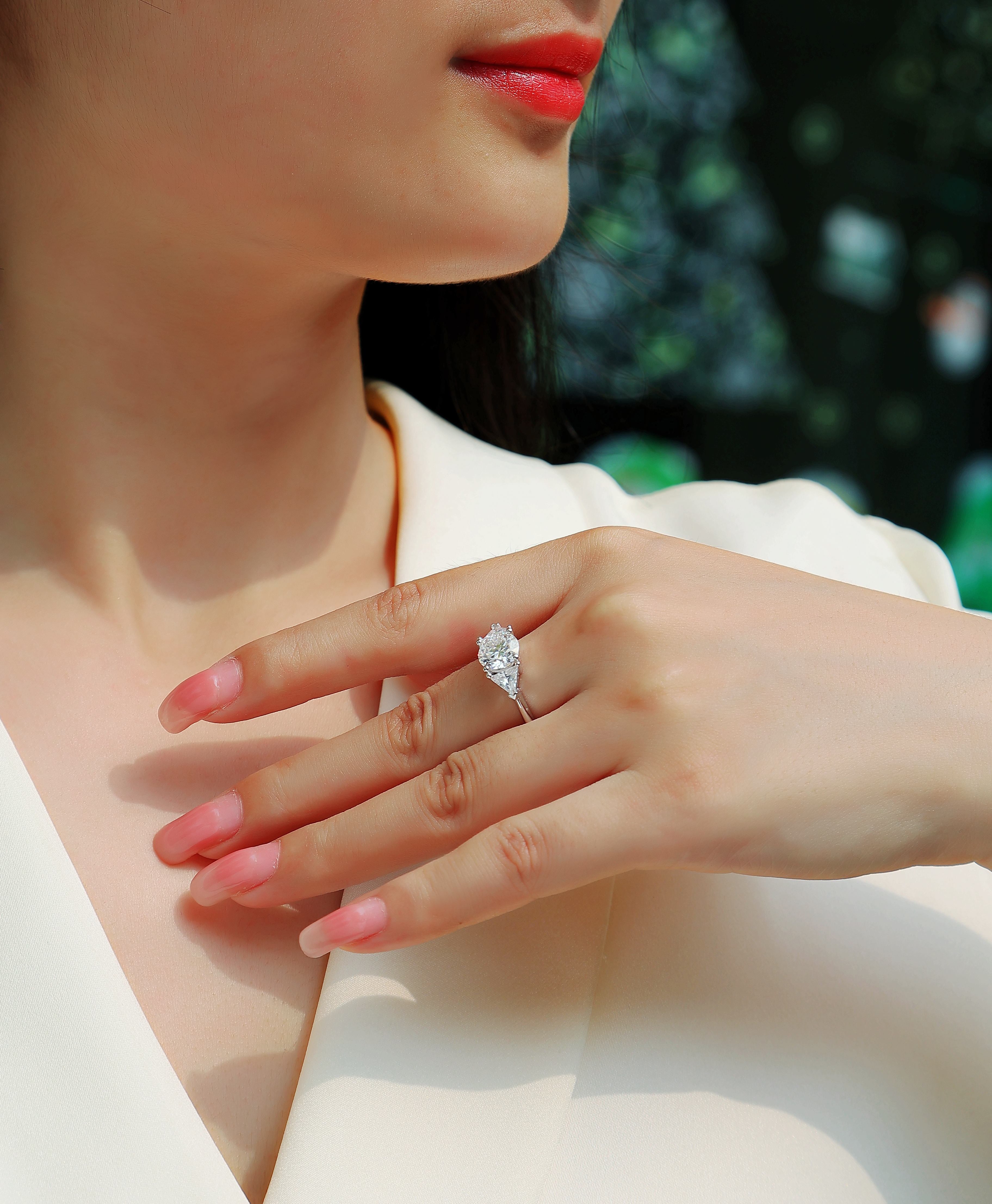 Ocean Diamond - Set With 2-carat Top-quality Moissanite S925 Silver And Gold-plated Diamond Wedding Ring. The Ring Can Be Inspected With A Diamond Pen