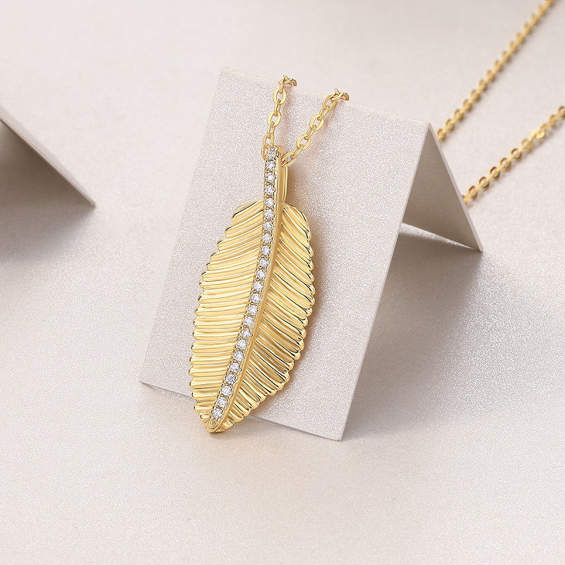 Fallen Leaves Starlight - A Fashionable And Trendy Necklace Pendant Set With Top-quality Moissanite S925 Silver And Gold-plated. It Can Be Tested With A Diamond Pen.