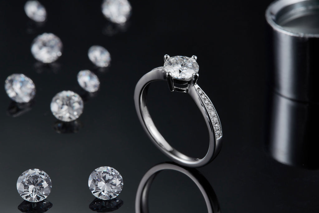 Moonlight City - A Wedding Ring Set With 1-carat Top-quality Moissanite S925 Silver And Platinum-plated Diamond. The Ring Can Be Inspected With A Diamond Pen