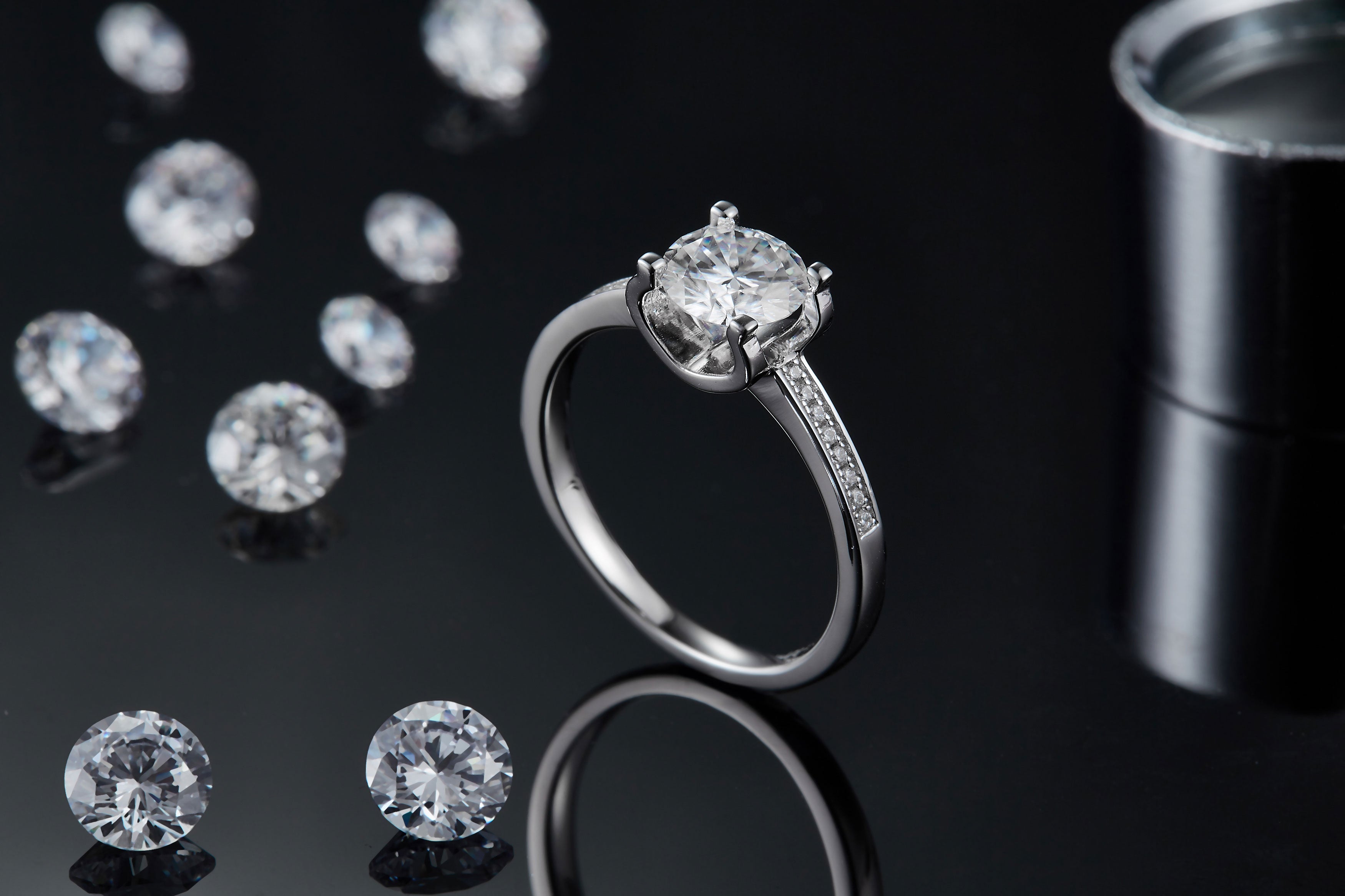 The Claw Of Light And Shadow - A Wedding Ring Set With 1-carat Top-quality Moissanite S925 Silver And Platinum-plated Diamond. The Ring Can Be Inspected With A Diamond Pen